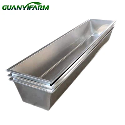 Fodertråg i metall för nötkreatur